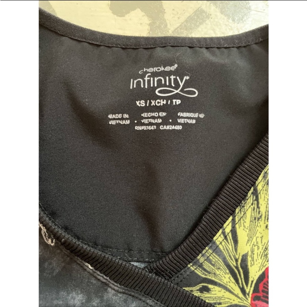 Cherokee Infinity scrub top - Picture 3 of 3